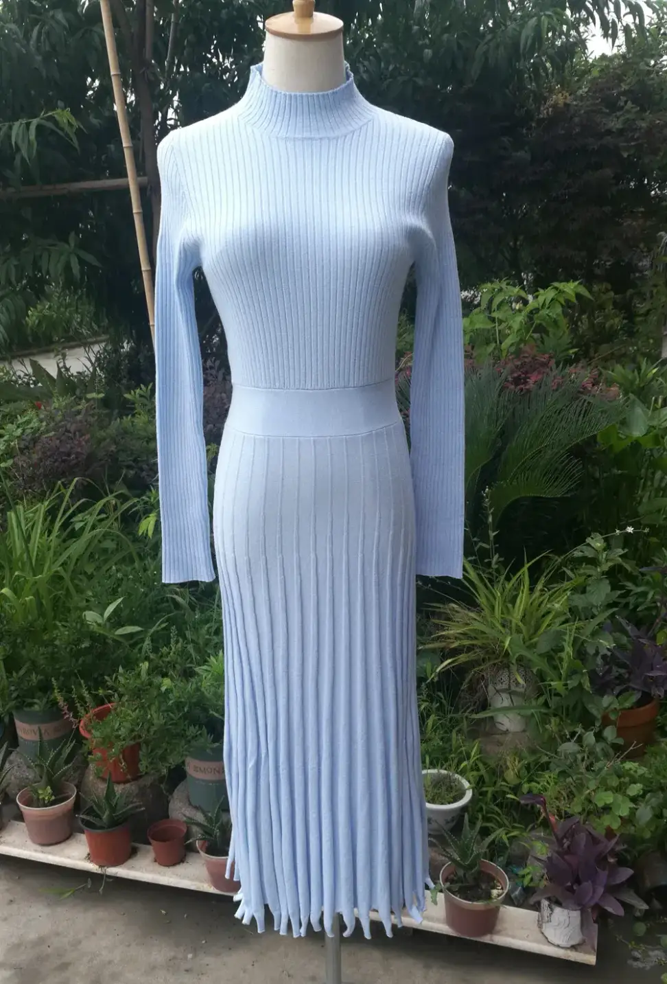 long sleeves and pleated skirt of the blue rib knit maxi dress