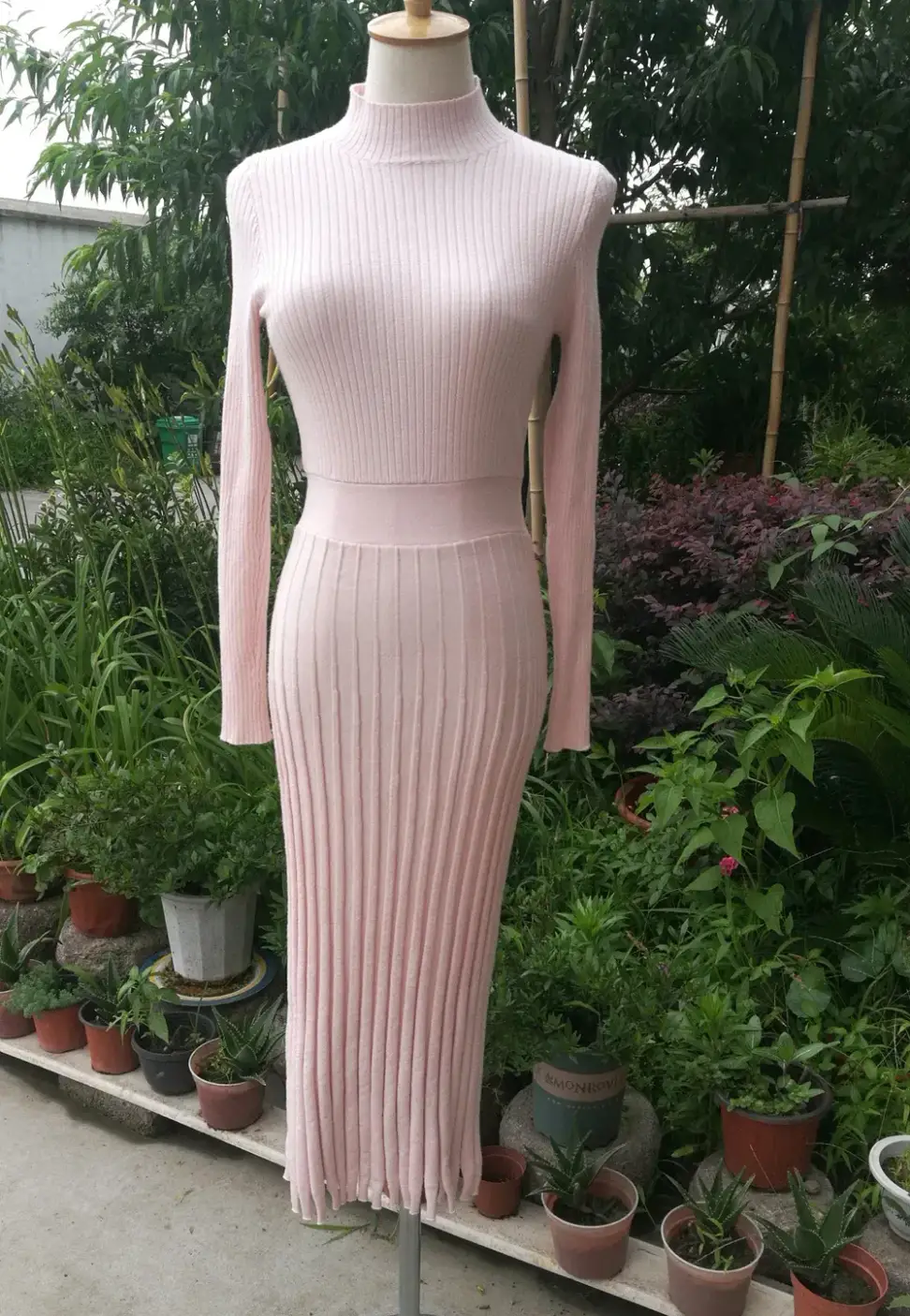 silhouette of the light pink pleated rib knit maxi sweater dress